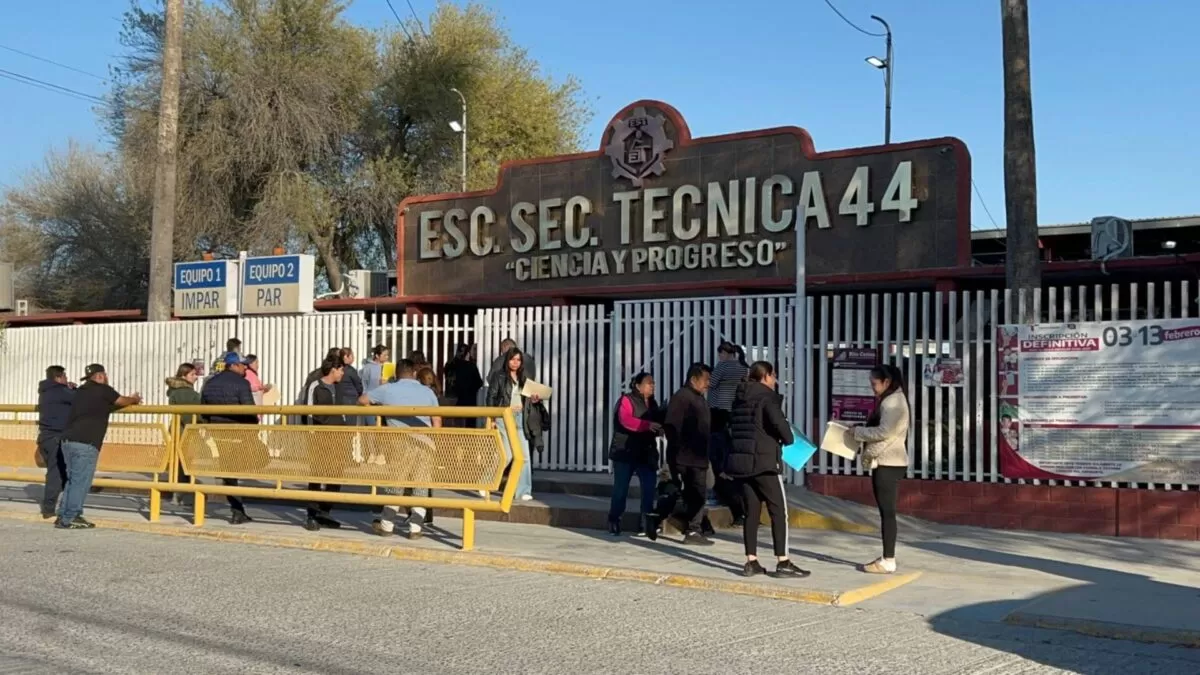 Agotan fichas escolares en Reynosa; padres piden inscripciones en línea