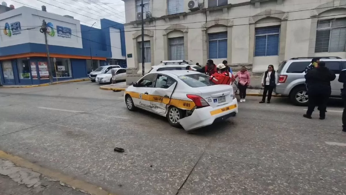 Accidente entre taxi y auto deja cuatro pasajeros lesionados en Tampico