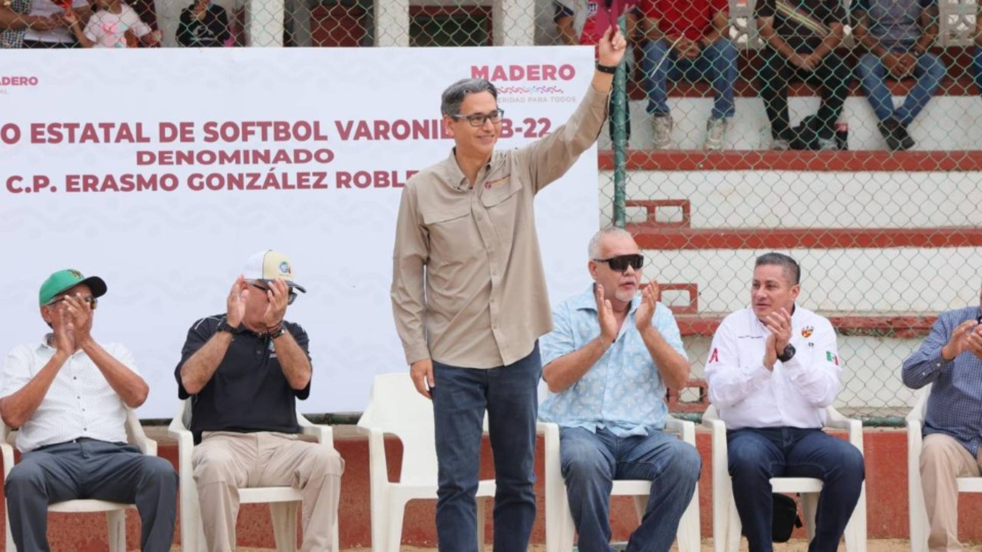 Softbolistas reconocen a Erasmo González por su apoyo al deporte