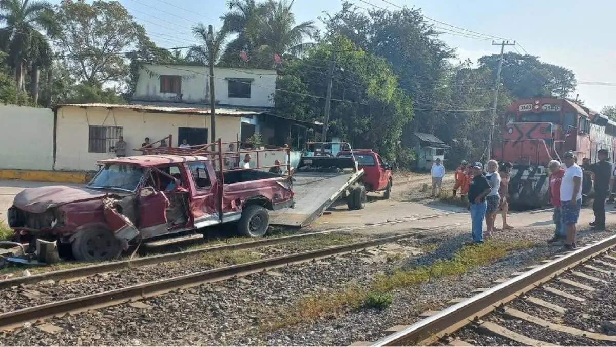 Conductor sale ileso tras ser embestido por tren en Altamira