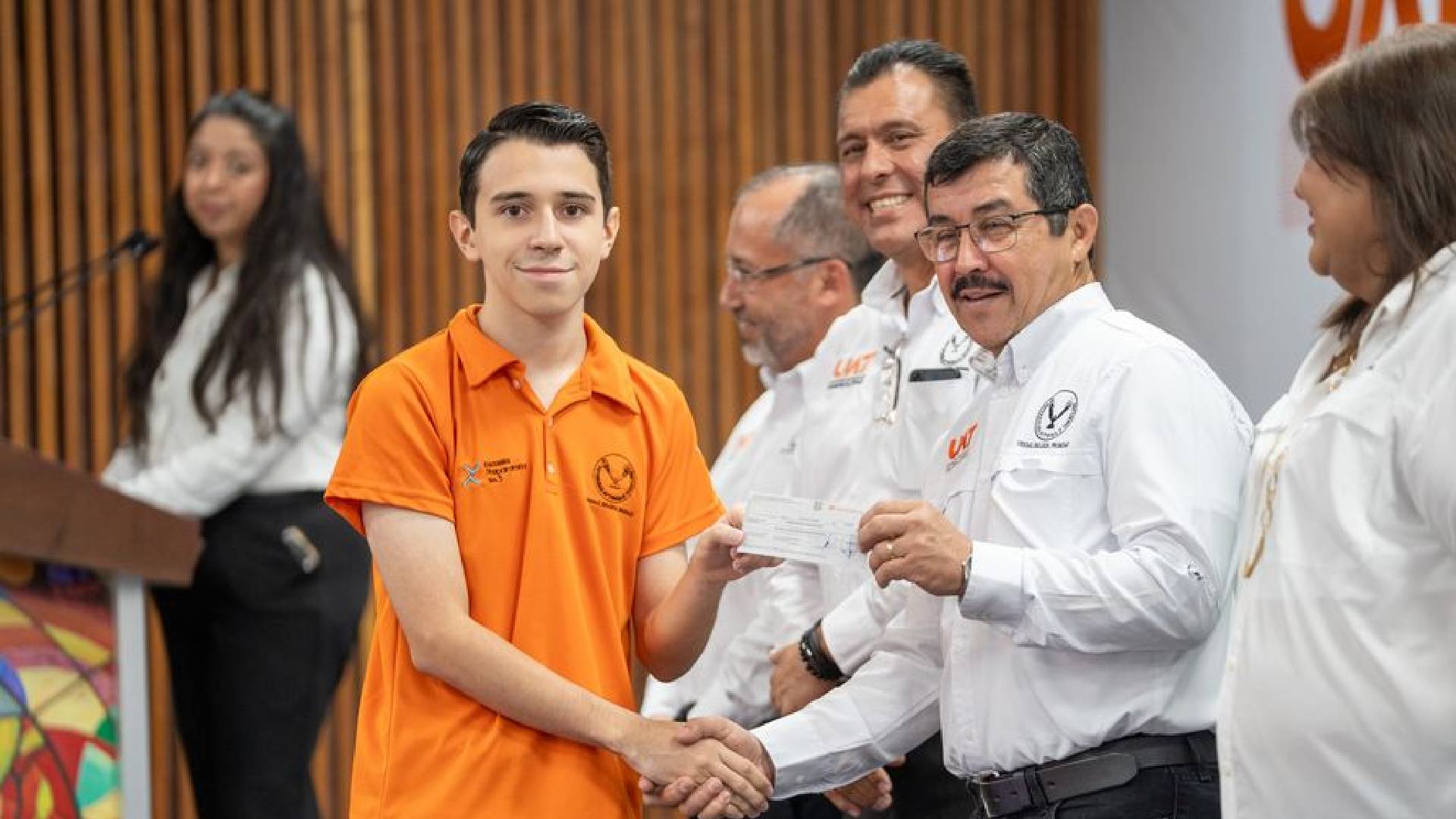 UAT entrega 600 becas y estímulos a estudiantes destacados