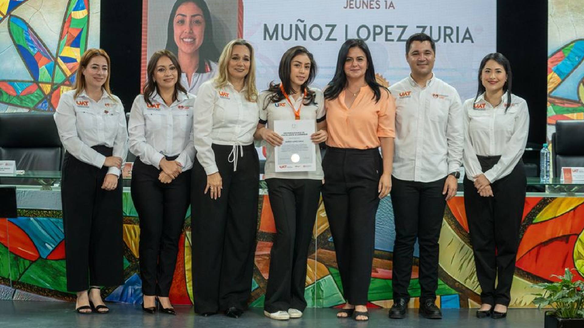 UAT entrega certificaciones TOEFL y gradúa a estudiantes del Centro de Idiomas