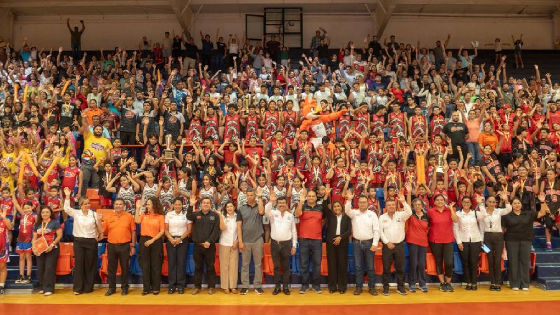 Dámaso Anaya premia a campeones de la primera Copa UAT de Básquetbol