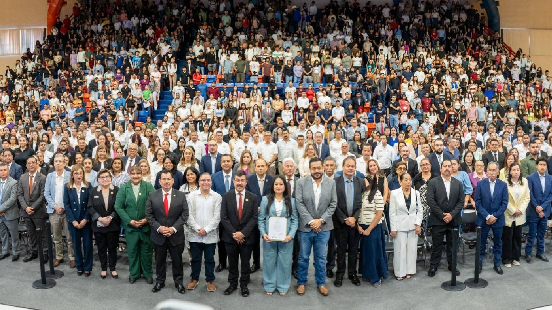 Dámaso Anaya entrega reconocimiento a Xóchitl Almendra Hernández