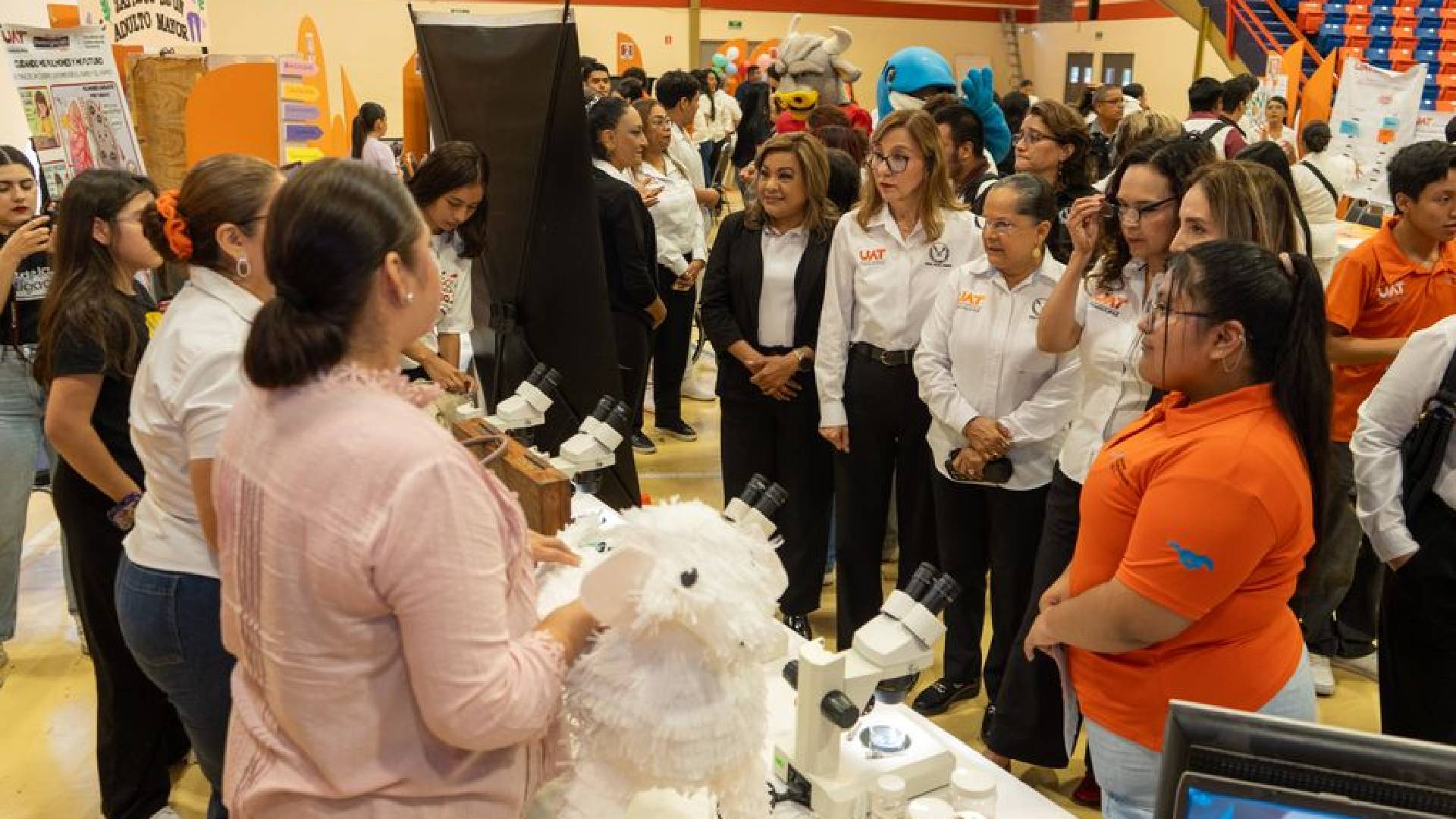Jóvenes conocen proyectos científicos durante el Día de la Investigación UAT