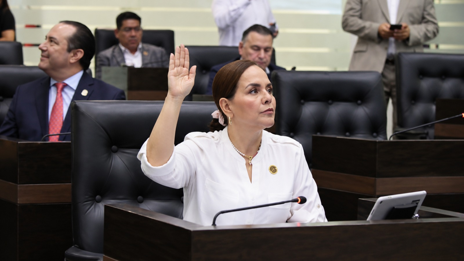 Quiere seguir cobrando por levantar la mano, diputada busca continuidad